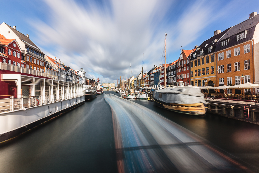 Larga exposición en Nyhavn capturando uno de los barcos turísticos