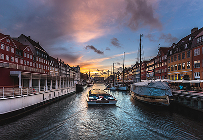 Al principio del canal podemos encontrar paseos en barco que nos muestran la ciudad de otra manera - Nyhavn - Sergio Arias Ramón
