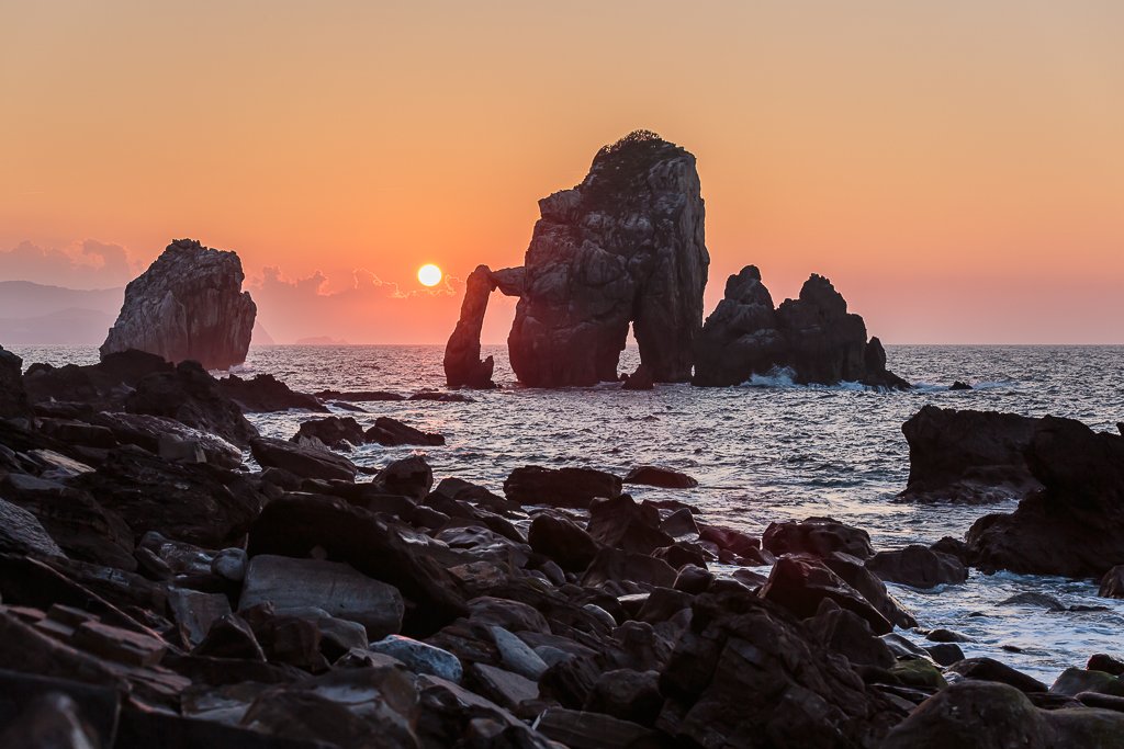 La catedral de San Juan de Gaztelugatxe con el Sol