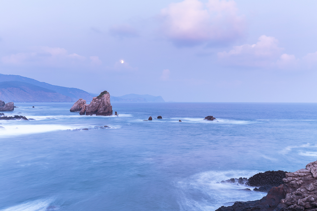 La catedral de San Juan de Gaztelugatxe con la Luna