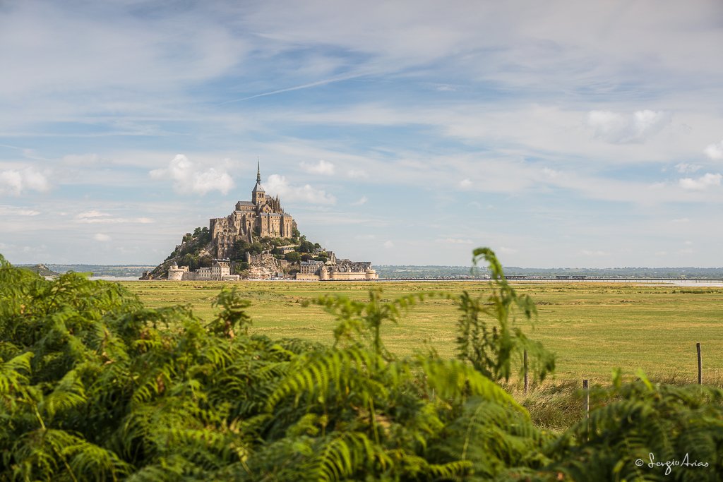 Mont Saint Michel al fondo