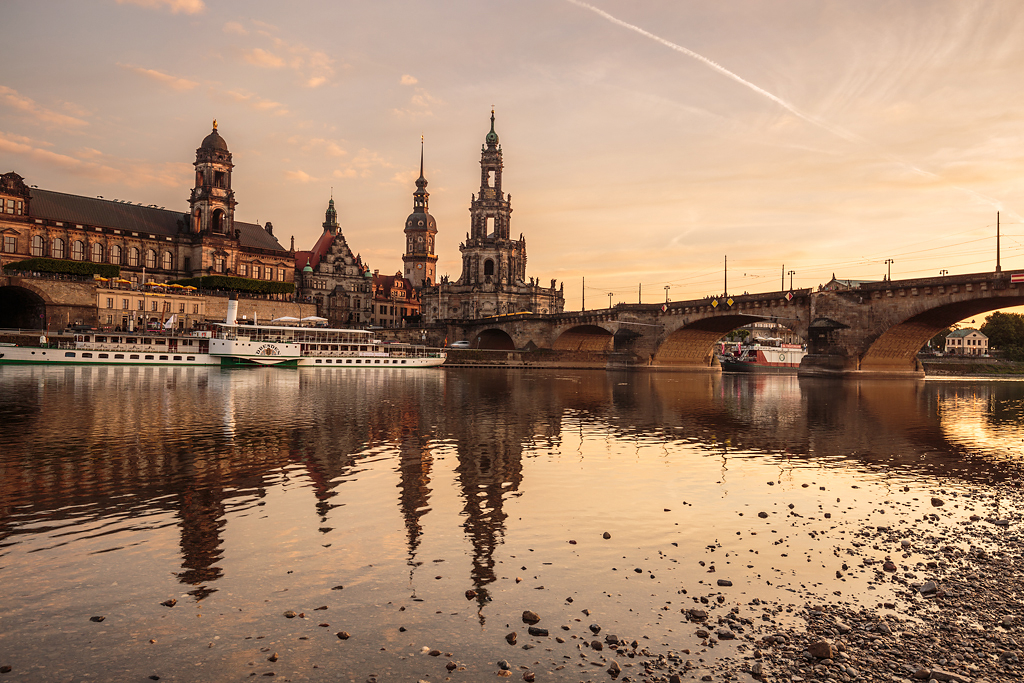 A veces organizo viajes a un destino y evalúo lo que tengo relativamente cerca. De esta manera, alojandome en Praga me pude plantar en Dresde y conseguir fotografiar la ciudad.