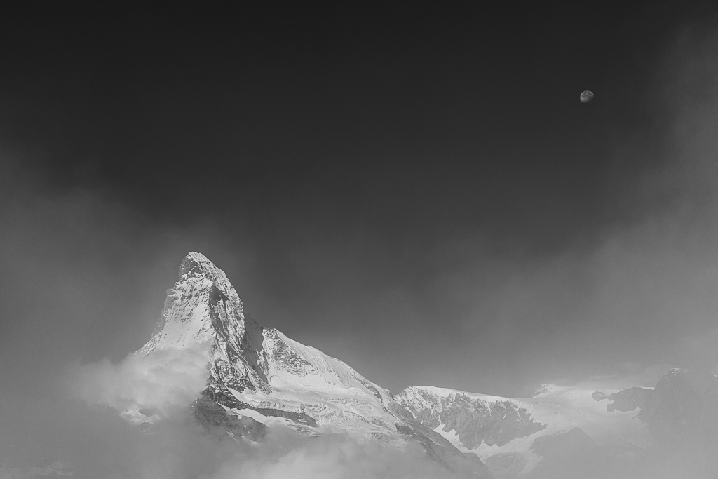 En esta ocasión, el blanco y negro destaca el oscuro azul del cielo con el Matterhorn y la Luna.