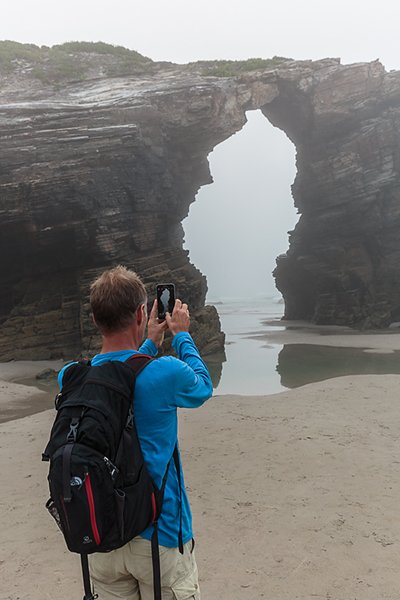 Si quieres visitar la playa de las Catedrales en verano tienes que saber que va a estar hasta arriba de turistas. La niebla puede ocultar a parte de ellos