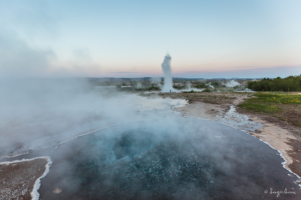 Sin duda el Geyser Strokkur es el más impactante, pero podemos disfrutar de zonas de las cuales emanan azufre en forma de gas