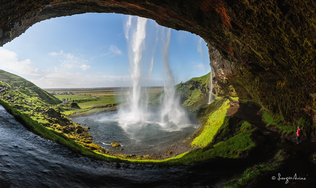 La cascada de Seljalandfoss se caracteriza por poder verla desde atrás