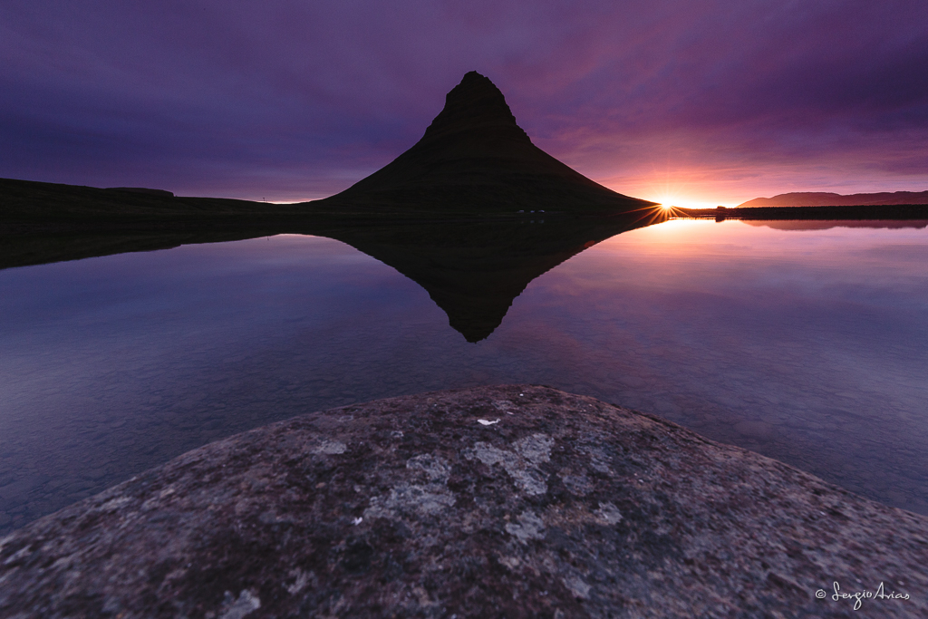 Kirkjufell con su reflejo en el lago