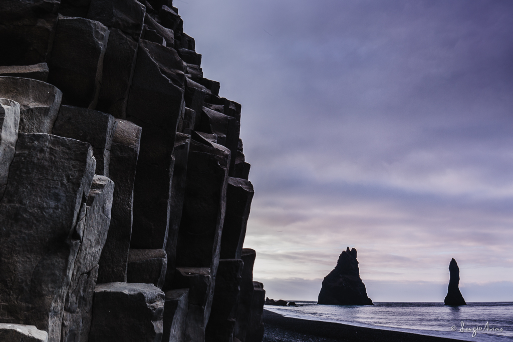Las rocas que se encuentran en la playa de Reynisfjara