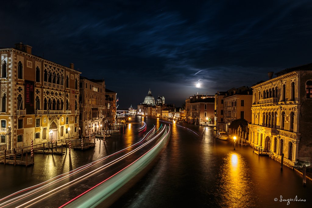 La primera noche en Venecia, la Luna salió relativamente pronto, permitiendo fotografiarla cerca del horizonte detrás de la Basílica.