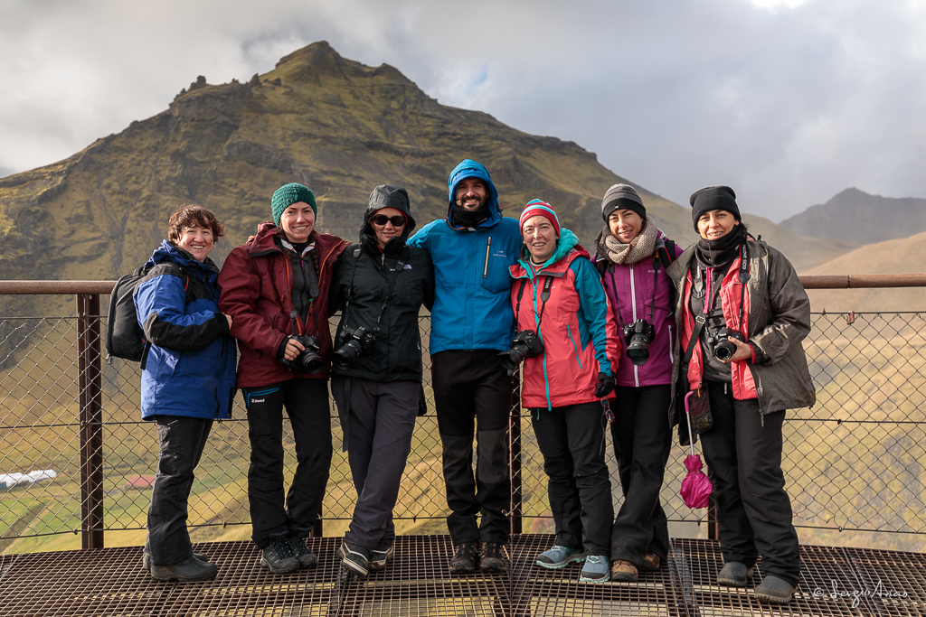 Foto de grupo (incompleto) en el mirador de Skogafoss