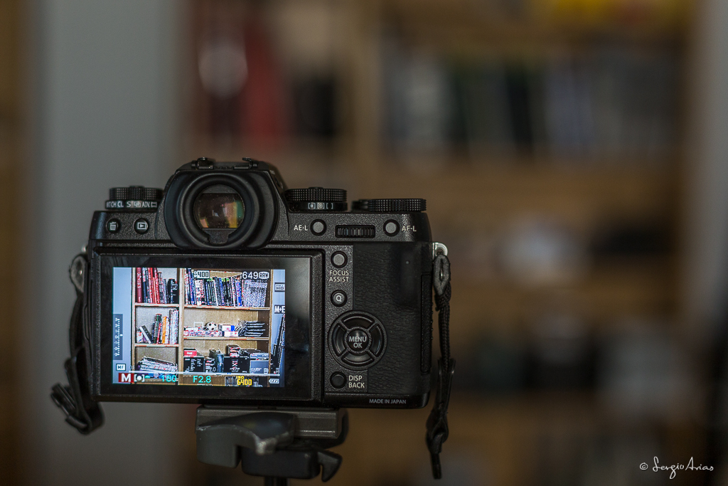 Aquí vemos como estamos usando la pantalla para ver lo que vamos a fotografiar. Exactamente lo mismo veríamos por el visor a través de otra pequeña pantalla