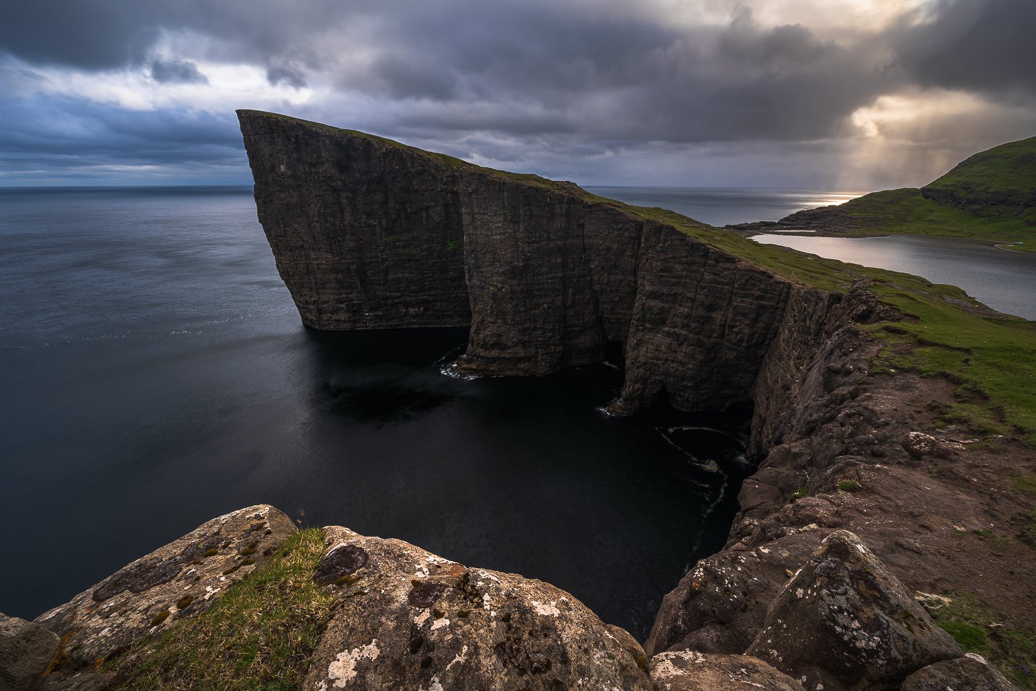 Lee más sobre el artículo Apúntate a una nueva aventura en las Islas Feroe para fotografiar paisajes inmensos y Frailecillos
