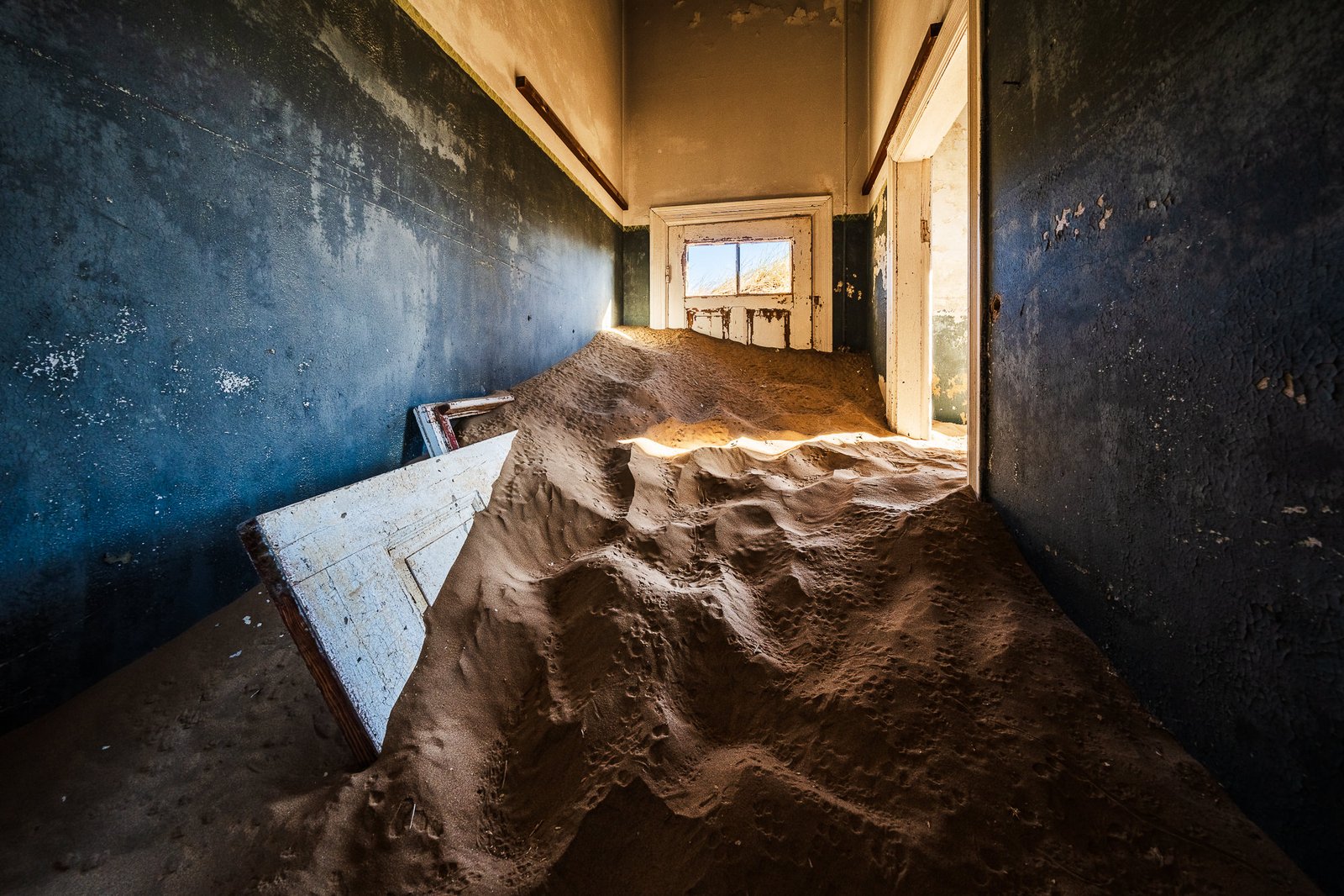 Lee más sobre el artículo FOTOGRAFIANDO LA CIUDAD FANTASMA DE KOLMANSKOP EN NAMIBIA