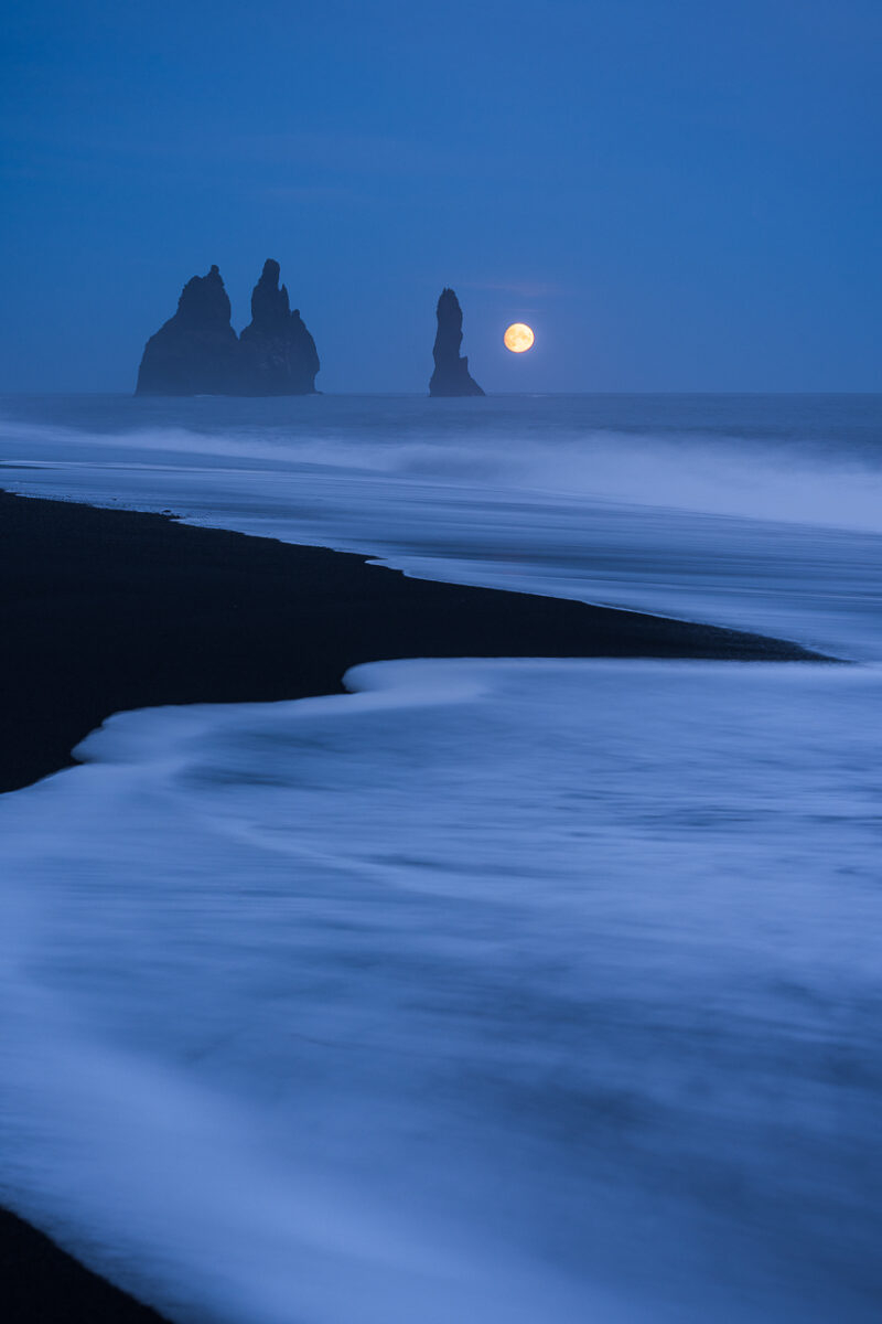 Luna sobre la playa de Reynisfjara