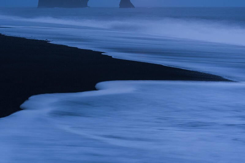Luna sobre Reynisfjara