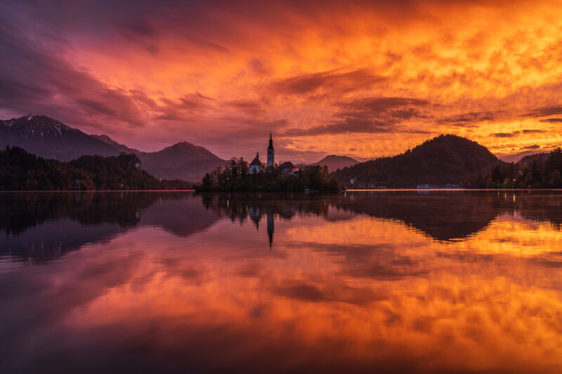 Impresionante amanecer en el lago Bled